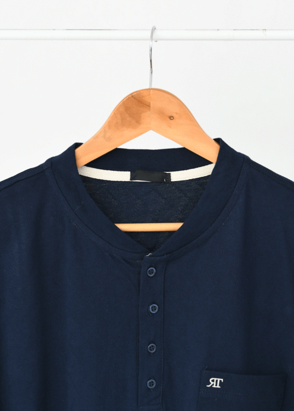 تیشرت مردانه جیب دار جلو دکمه سرمه ای - Image 3