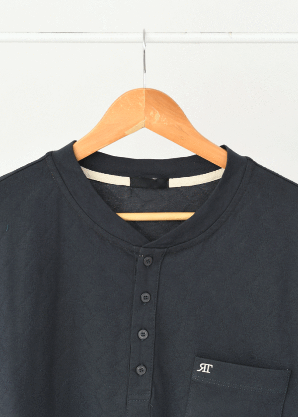 تیشرت مردانه جیب دار جلو دکمه نوک مدادی - Image 2