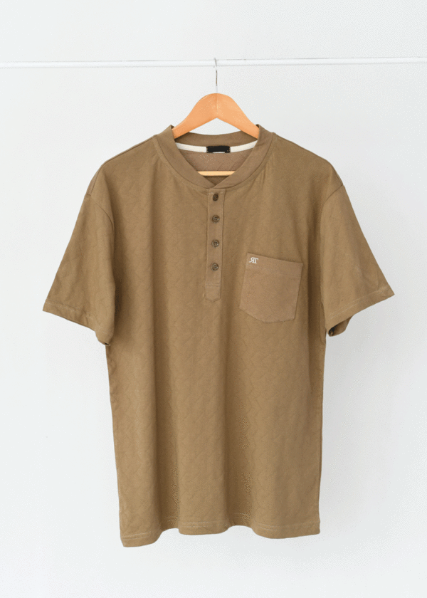 تیشرت-مردانه-ارتی-جیب-دار-(2) تیشرت مردانه جیب دار جلو دکمه خردلی تیره - Image 1