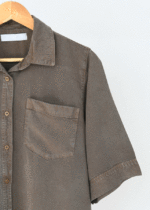 شومیز کتان رنگی تک جیب قهوه ای - Image 2