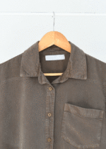 شومیز کتان رنگی تک جیب قهوه ای - Image 3