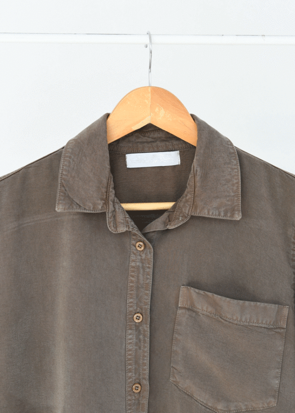 شومیز کتان رنگی تک جیب قهوه ای - Image 3