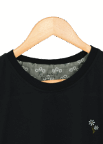 تیشرت مشکی زنانه با گلدوزی بابونه - Image 4