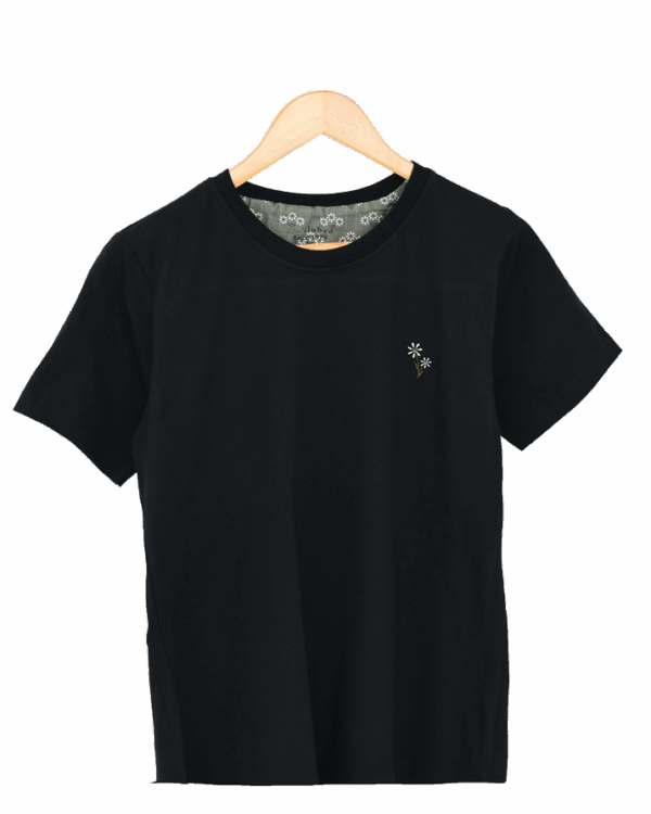 تیشرت مشکی زنانه با گلدوزی بابونه - Image 1